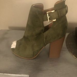 Bella Marie Sarah-20 Olive Suede heels womens Size 7